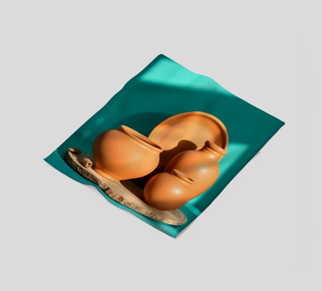 Pentole e piatti di terracotta disposti su un piatto di legno coperta in pile da DesignDoodle