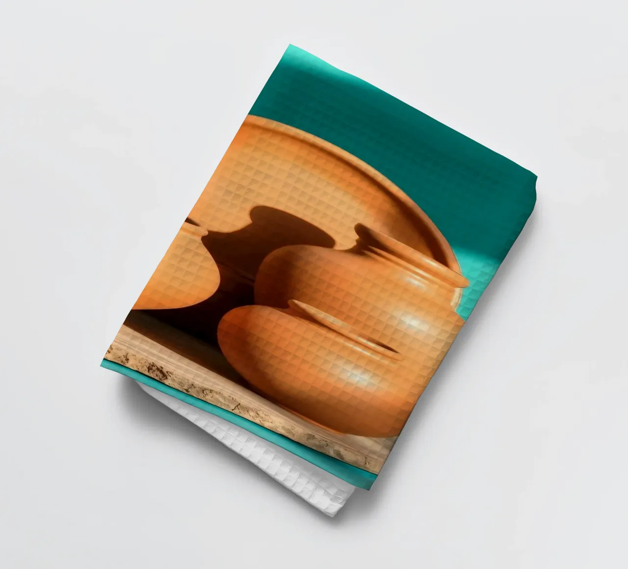 Pentole e piatti di terracotta disposti su un piatto di legno canovaccio da cucina da DesignDoodle