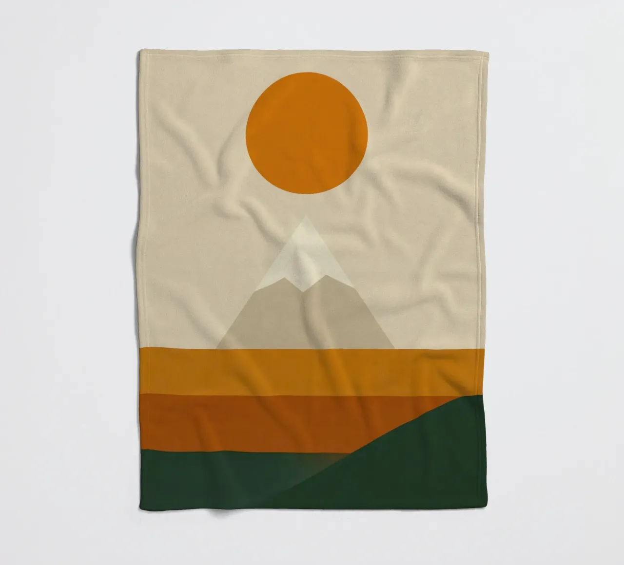 Fuji - Ockerfarbene Sonne auf Beige Silence Fleecedecke von Affiches Soleil & Déco Lumineuse – Sunny