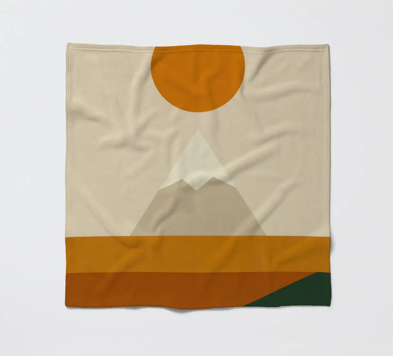 Fuji - Ockerfarbene Sonne auf Beige Silence Fleecedecke von Affiches Soleil & Déco Lumineuse – Sunny