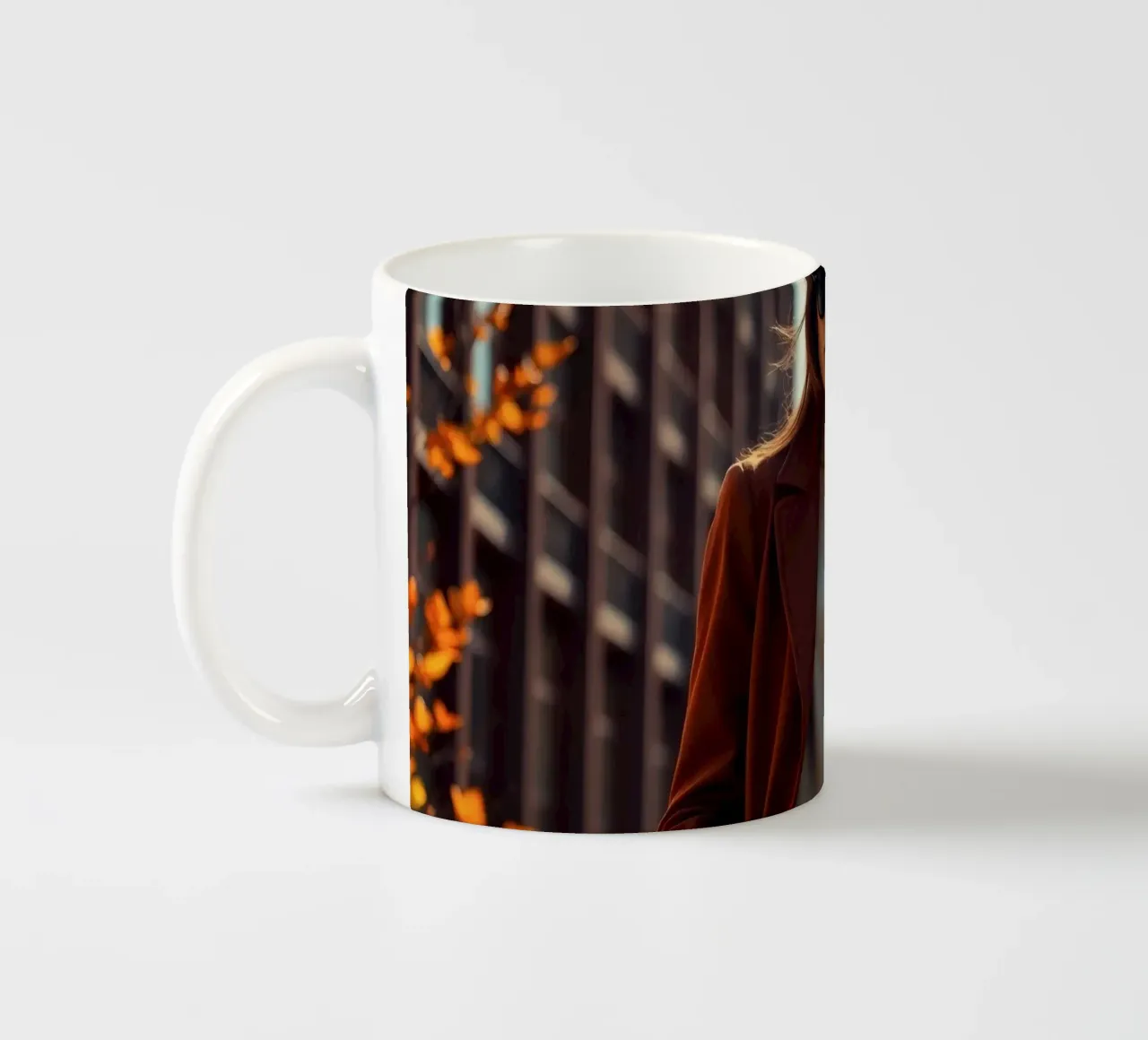 Donna elegante in abito marrone in piedi con sicurezza tazza in ceramica da DesignDoodle