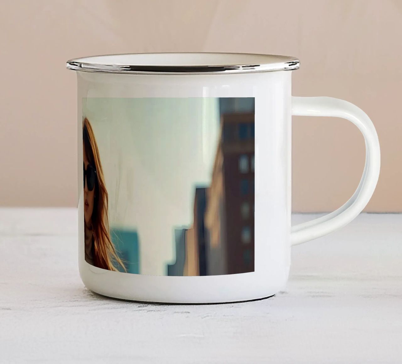 Donna elegante in abito marrone in piedi con sicurezza tazza in smalto da DesignDoodle