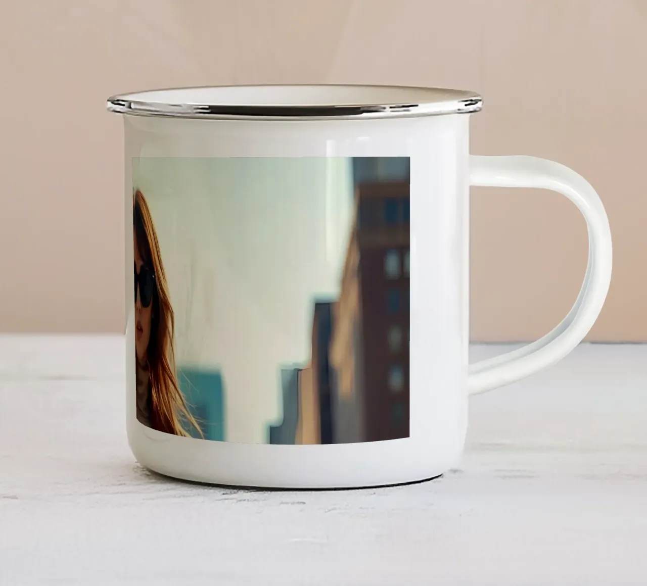 Donna elegante in abito marrone in piedi con sicurezza tazza in smalto da DesignDoodle