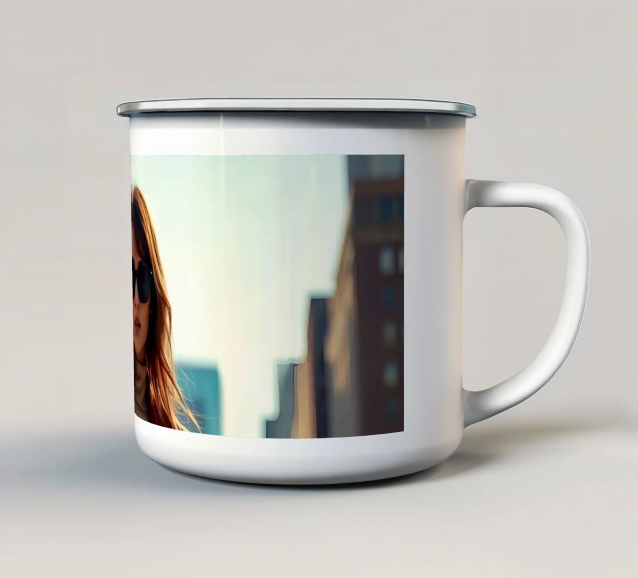 Donna elegante in abito marrone in piedi con sicurezza tazza in smalto da DesignDoodle
