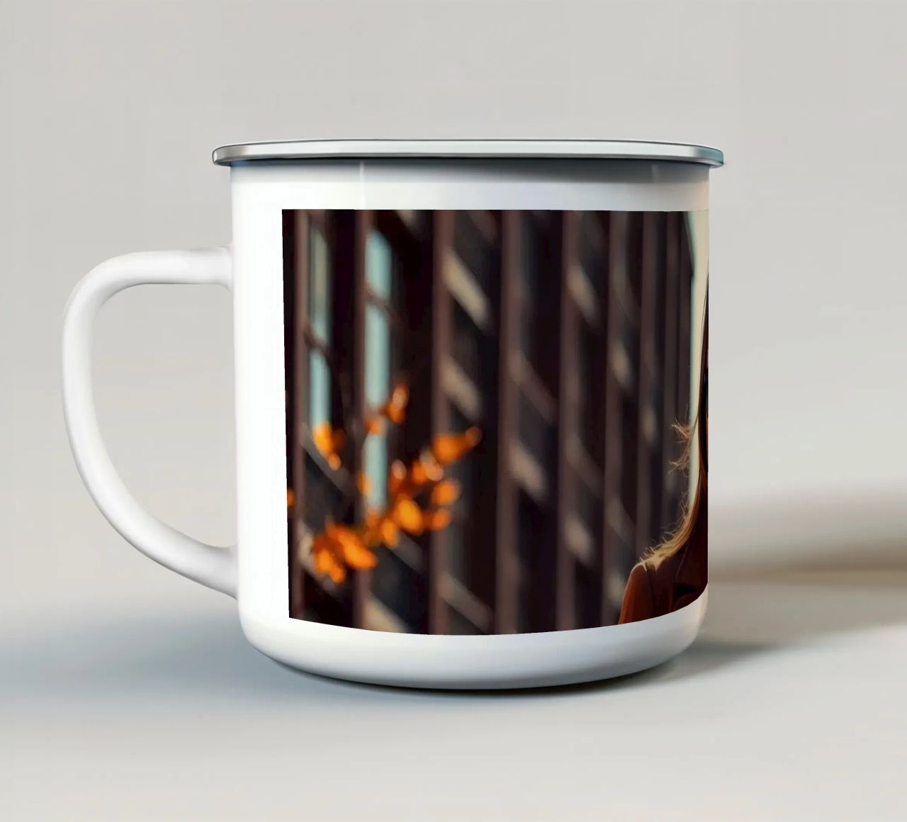 Donna elegante in abito marrone in piedi con sicurezza tazza in smalto da DesignDoodle