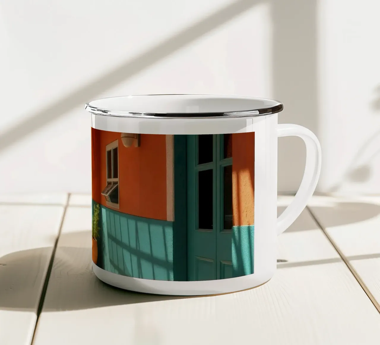 cortile con pareti e piante colorate sotto un cielo soleggiato tazza in smalto da DesignDoodle