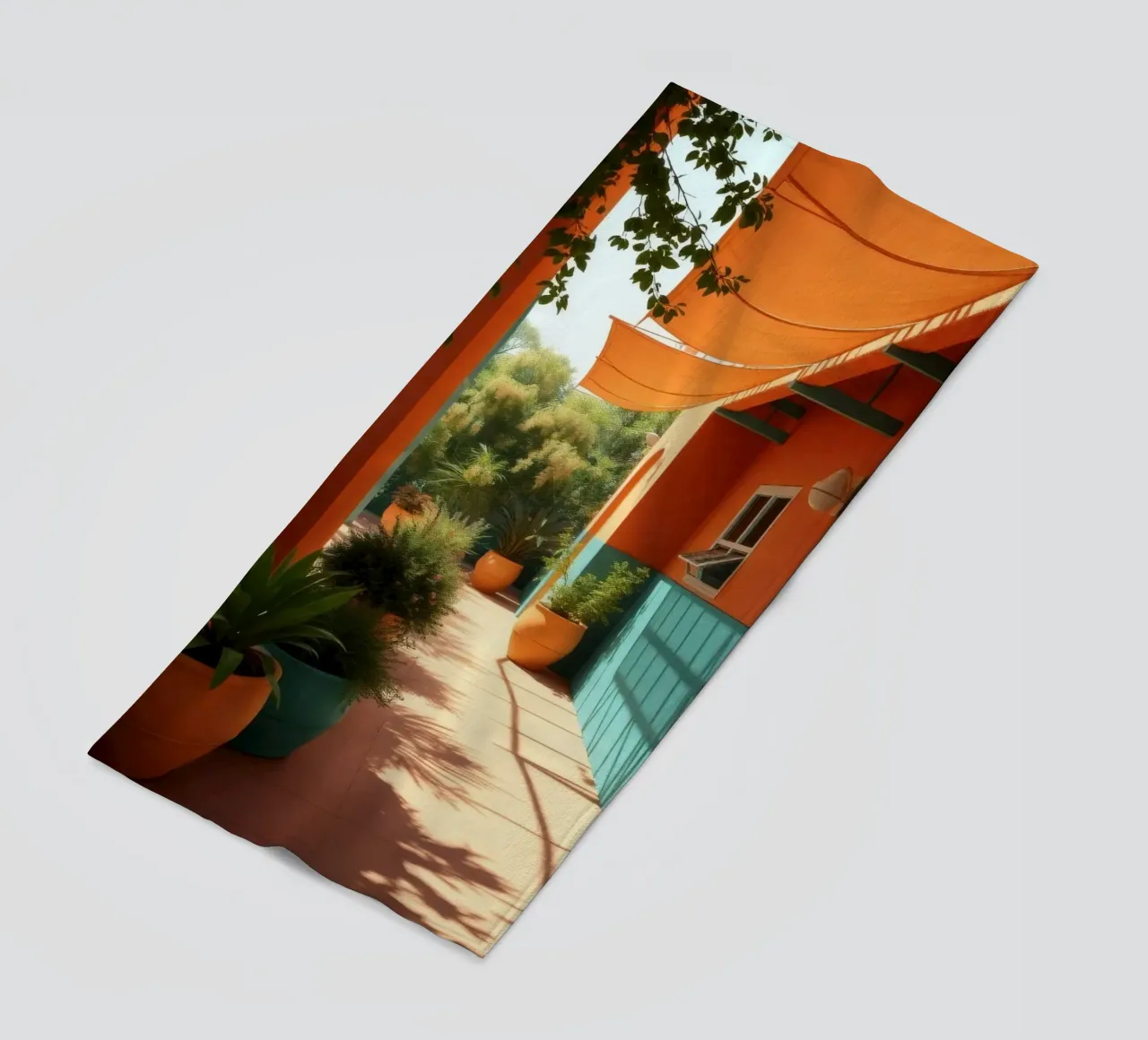 cortile con pareti e piante colorate sotto un cielo soleggiato telo mare da DesignDoodle