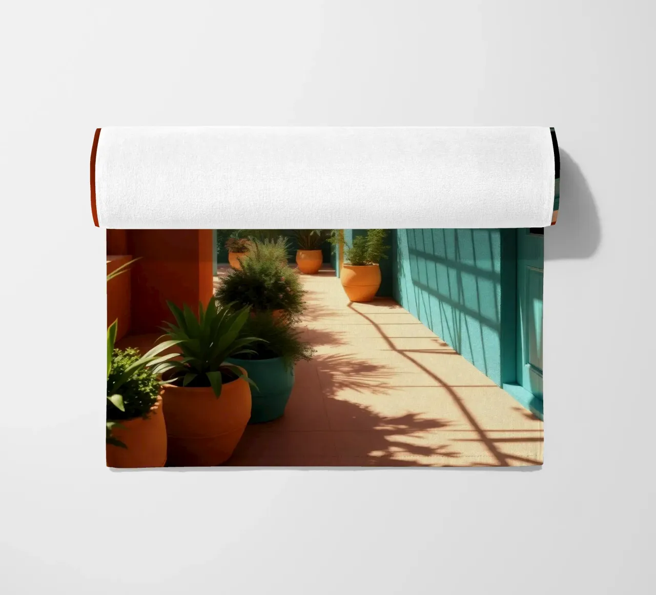cortile con pareti e piante colorate sotto un cielo soleggiato telo mare da DesignDoodle