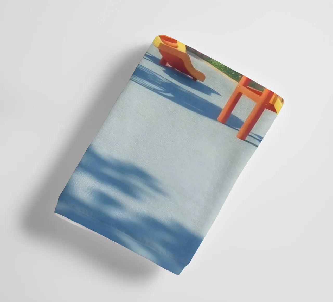 zona de juegos repleta de toboganes de colores y estructuras de juego toalla de baño de DesignDoodle