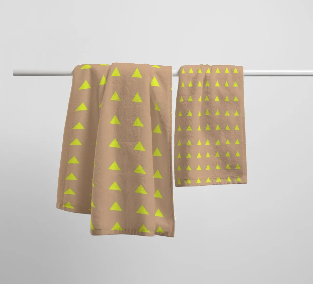 Triangles néon jaune serviette de bain de SilverPegasus