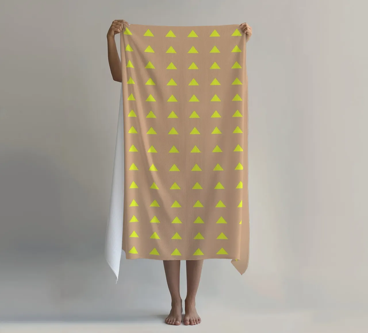 Triangles néon jaune serviette de plage de SilverPegasus