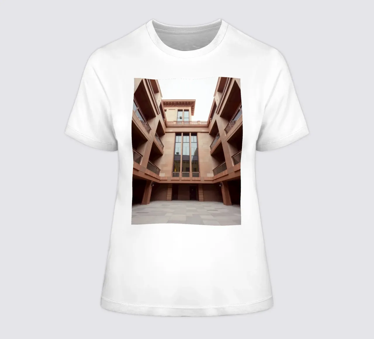 L'architettura moderna mette in mostra un cortile tranquillo t-shirt da donna da DesignDoodle