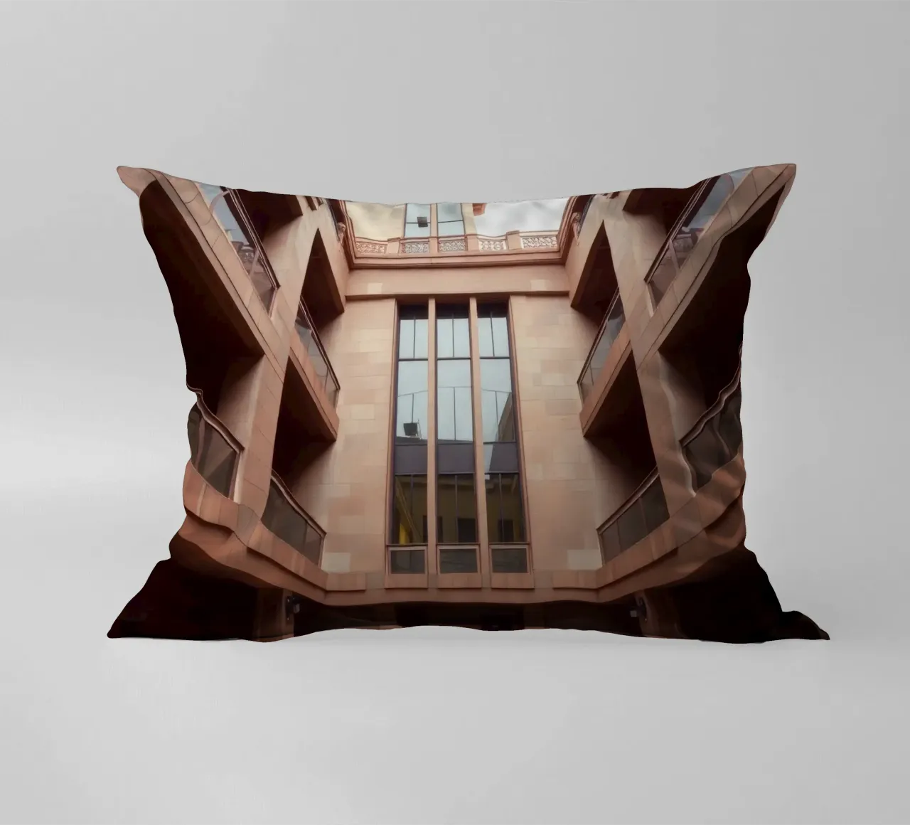 L'architettura moderna mette in mostra un cortile tranquillo cuscino da DesignDoodle