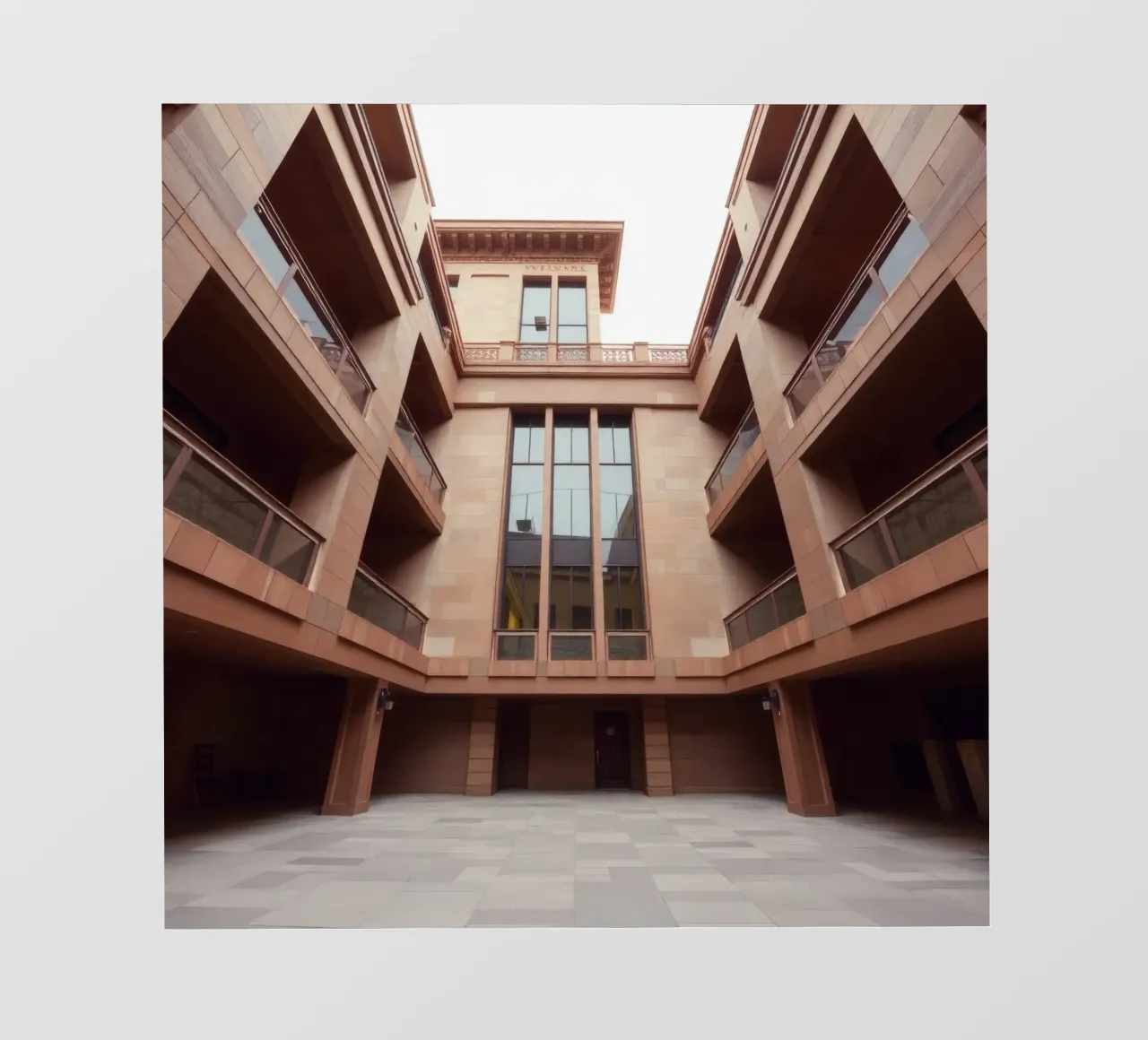 L'architettura moderna mette in mostra un cortile tranquillo pellicola backlit da DesignDoodle