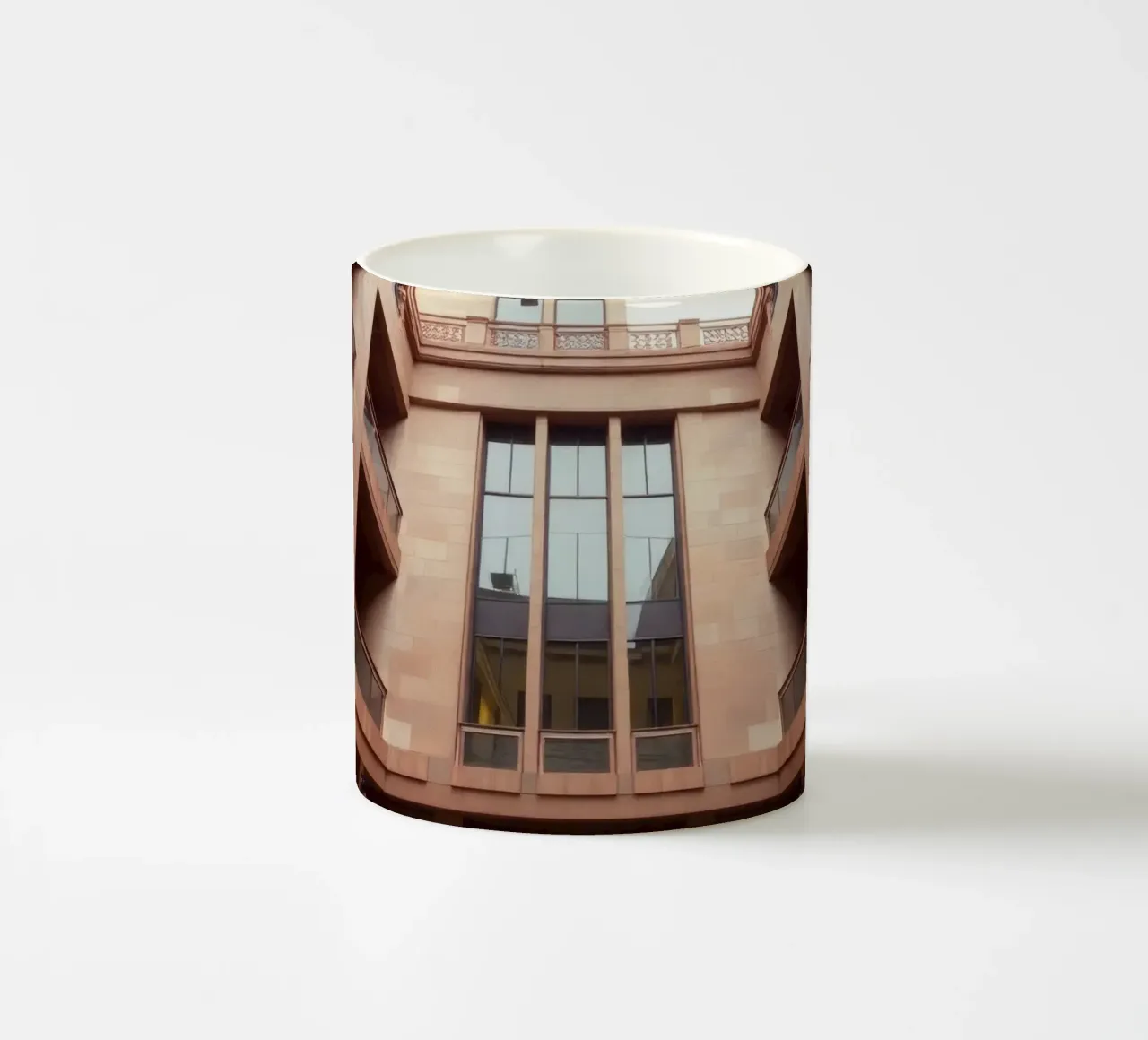 L'architettura moderna mette in mostra un cortile tranquillo tazza in ceramica da DesignDoodle