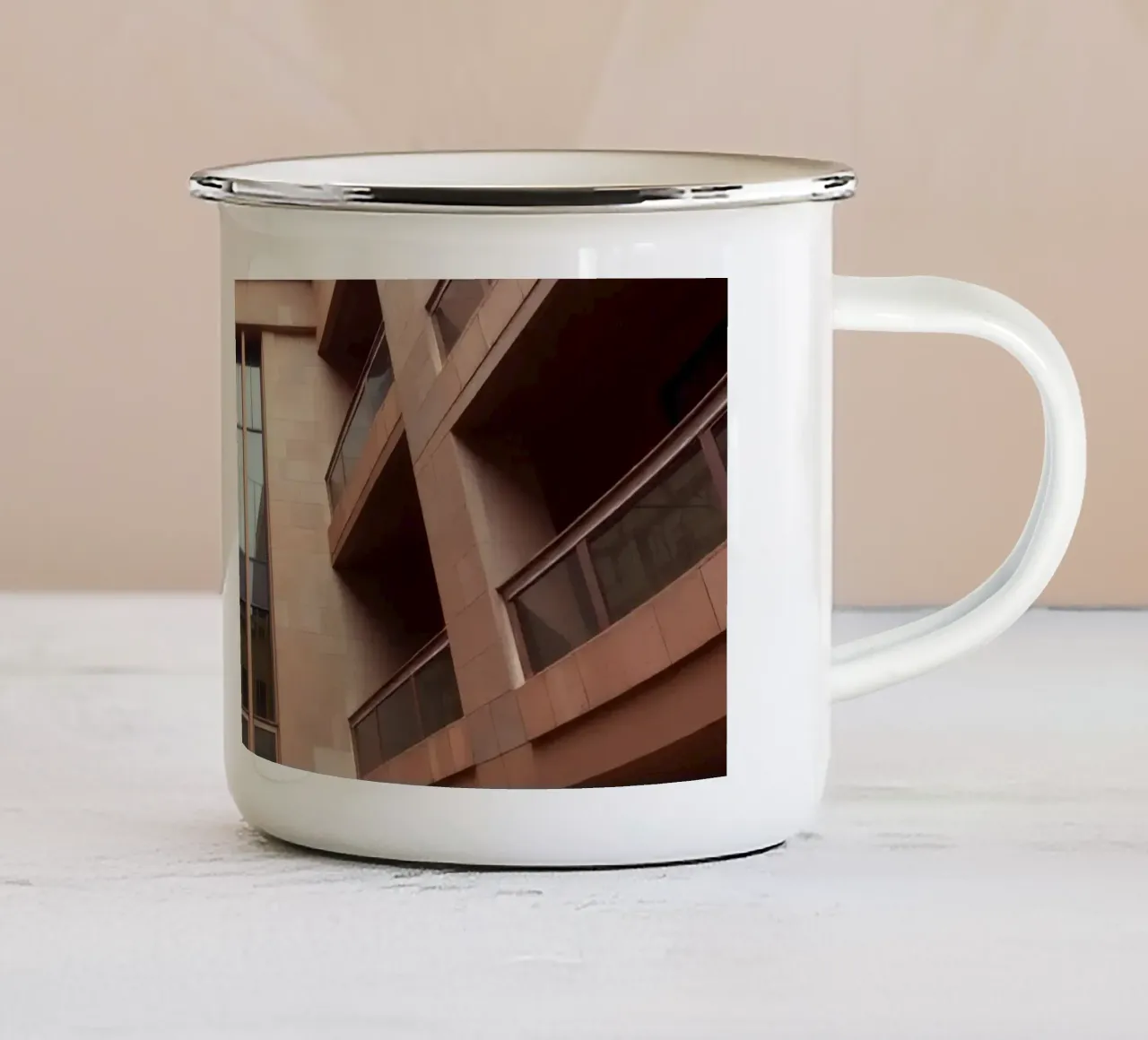 Moderne Architektur präsentiert einen ruhigen Innenhof Emaille Tasse von DesignDoodle