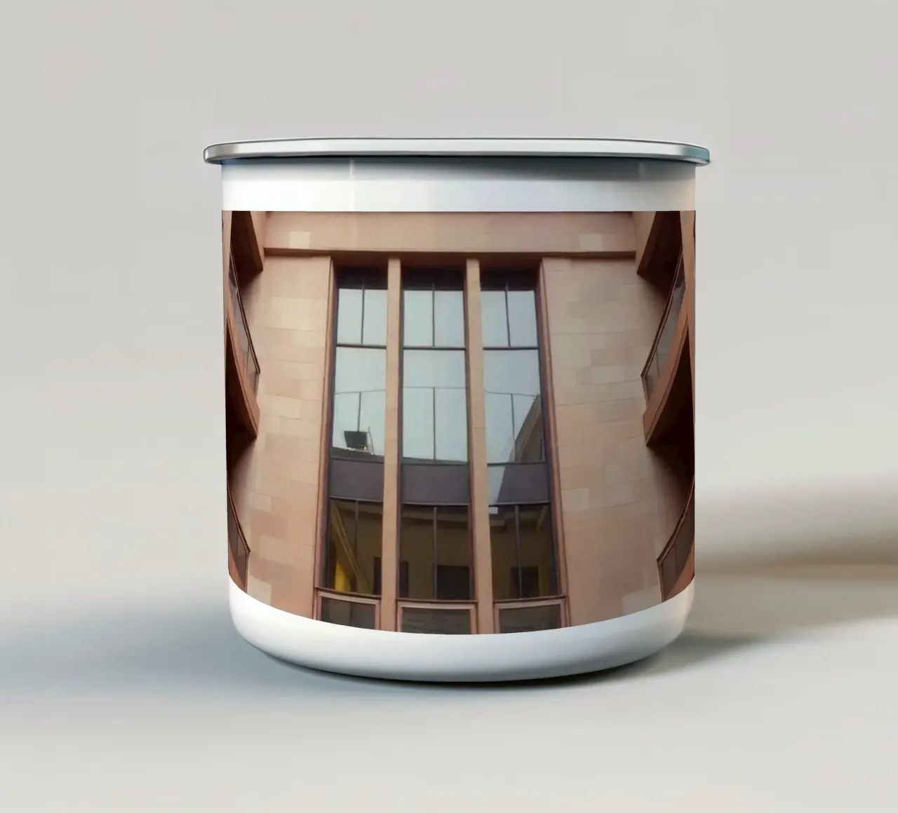 Moderne Architektur präsentiert einen ruhigen Innenhof Emaille Tasse von DesignDoodle