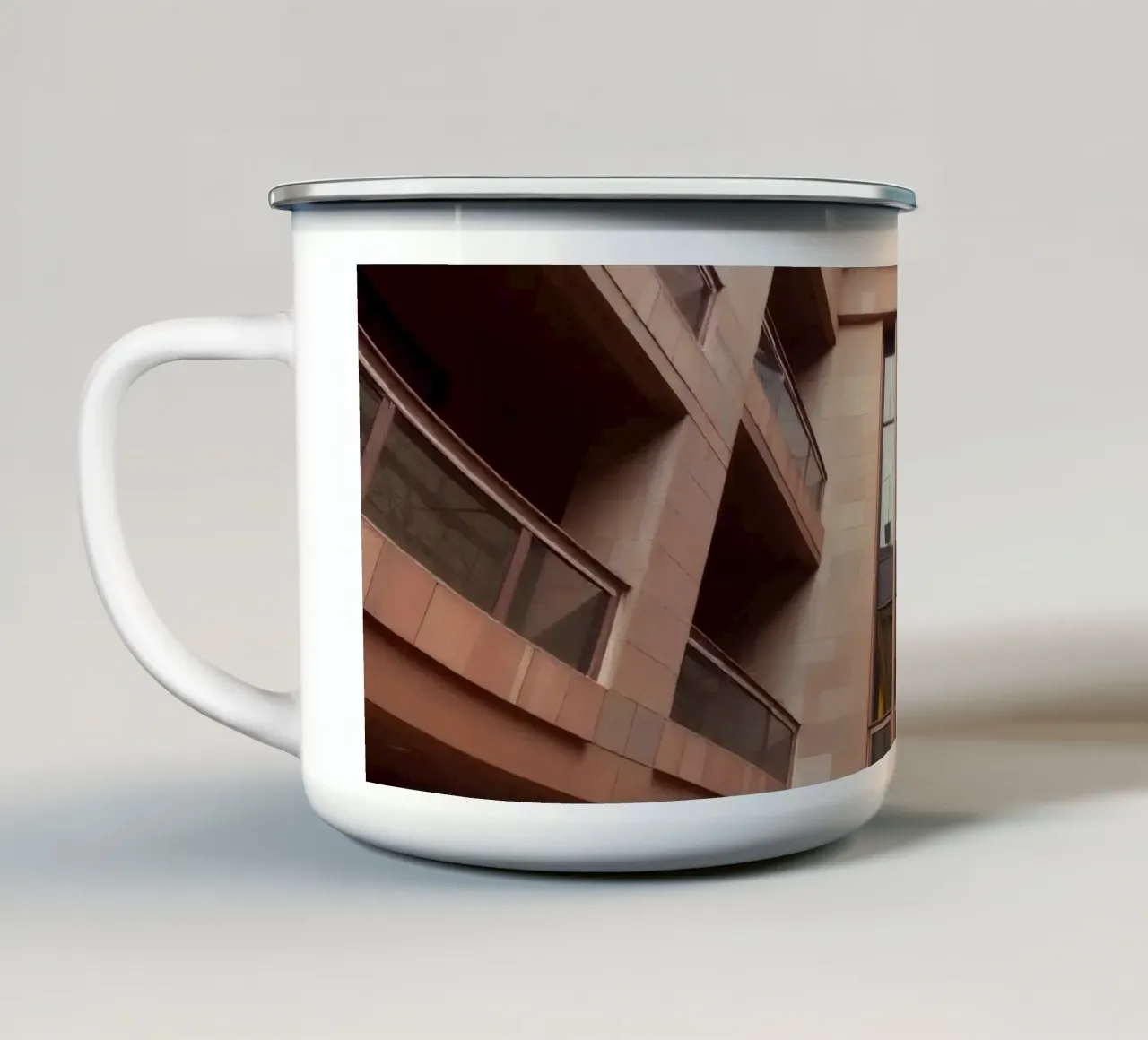 Moderne Architektur präsentiert einen ruhigen Innenhof Emaille Tasse von DesignDoodle