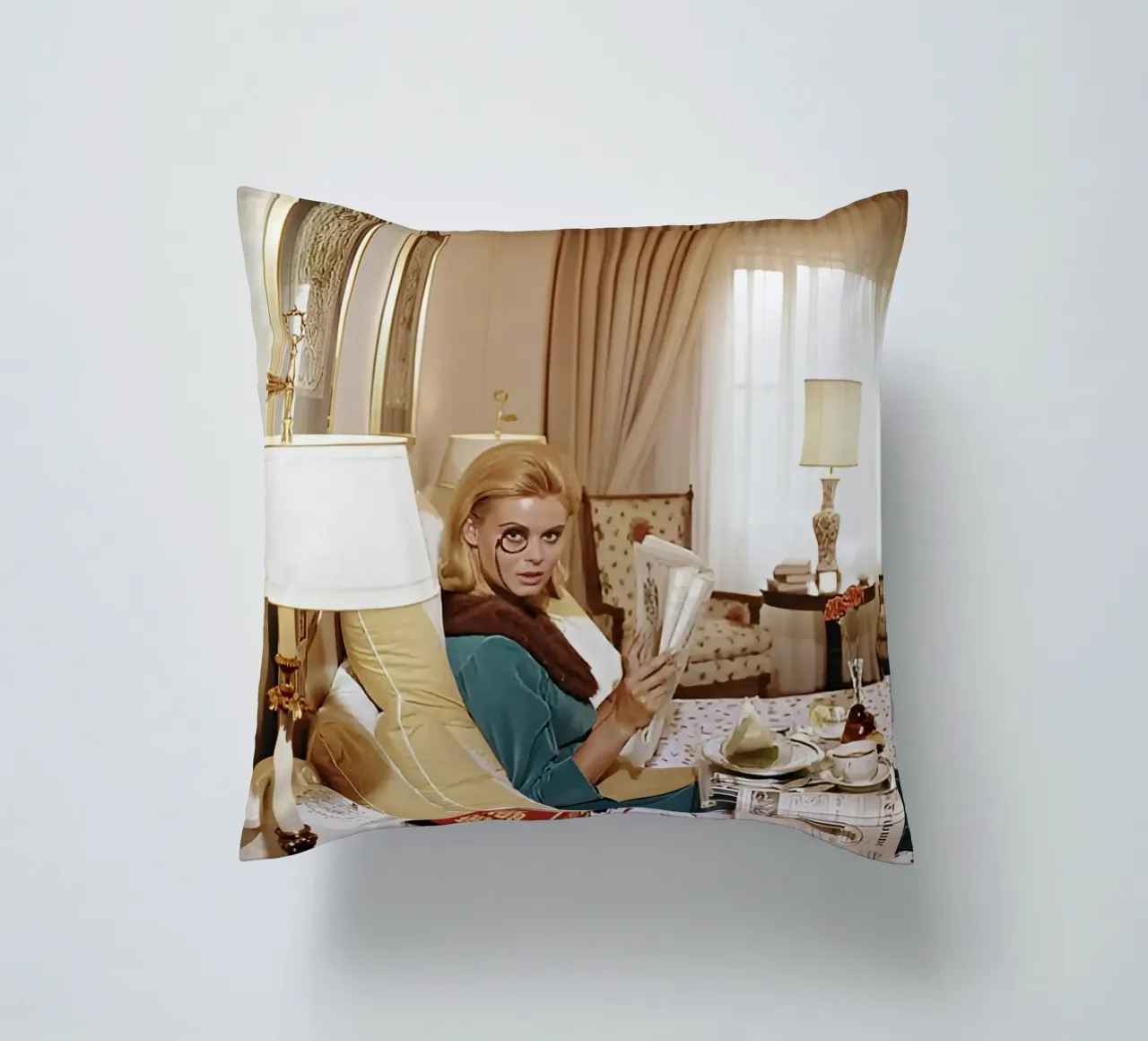 Monocled Miss di Slim Aarons cuscino da tokovictory
