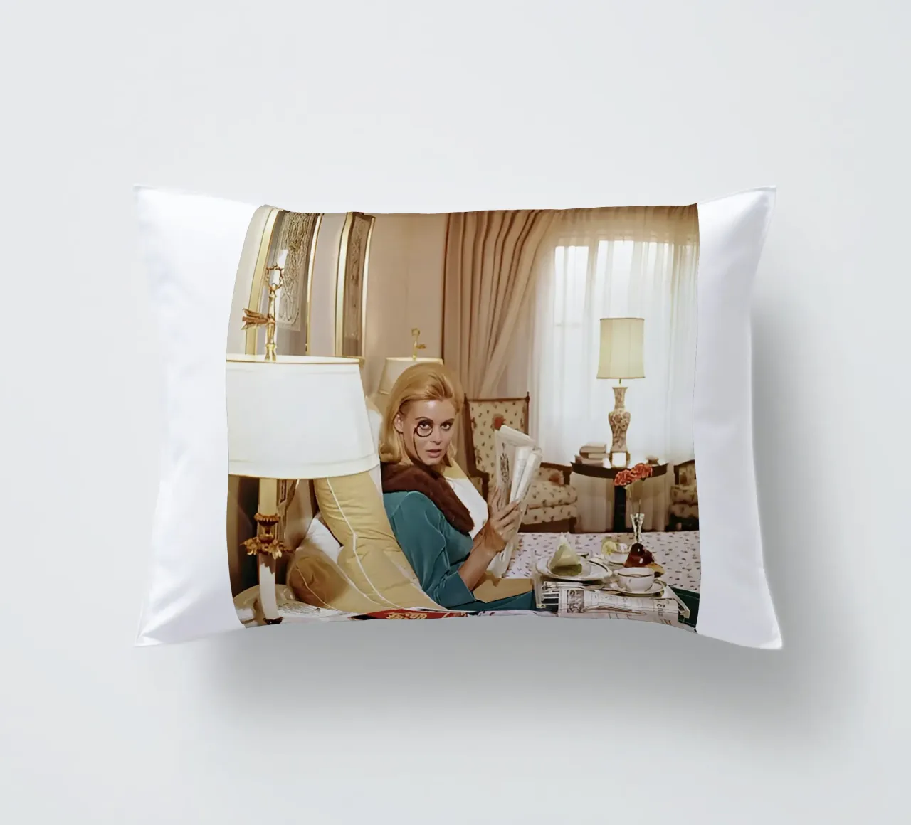 Monocled Miss di Slim Aarons cuscino da tokovictory