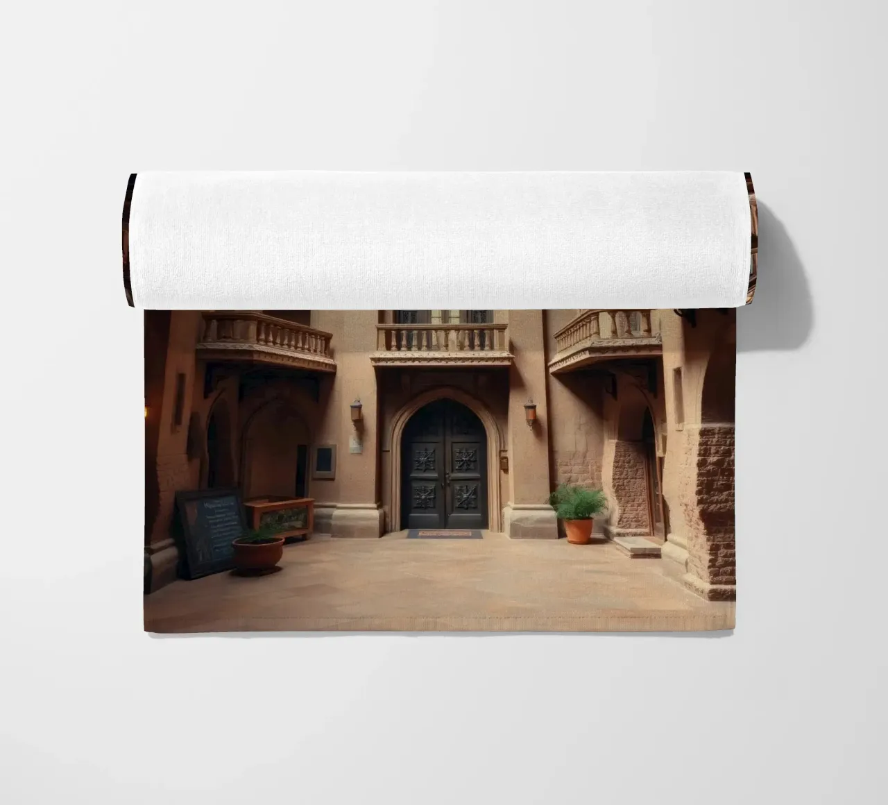 Beauté architecturale d'une ancienne cour serviette de plage de DesignDoodle