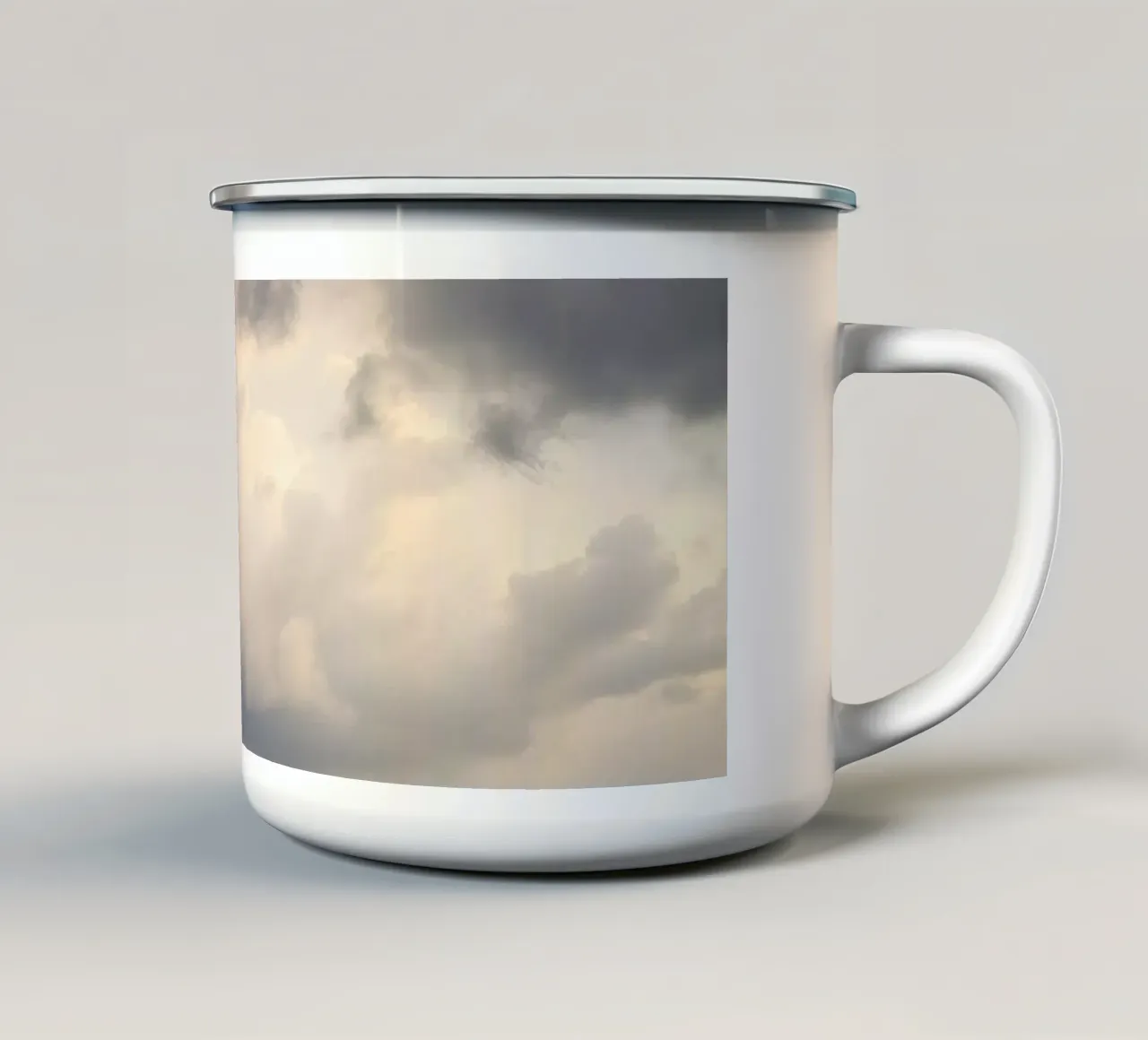 Drammatiche formazioni nuvolose si addensano su un paesaggio montano tazza in smalto da DesignDoodle