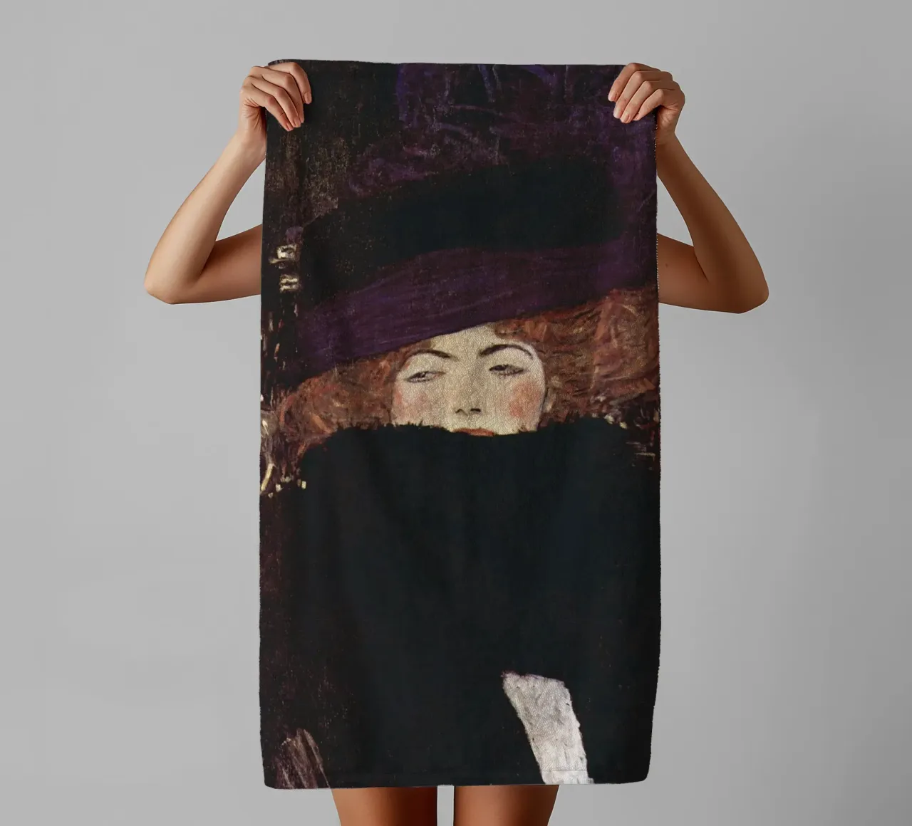 Dama con cappello e boa di piume di Gustav Klimt (1909) asciugamano da bagno da Venus Art