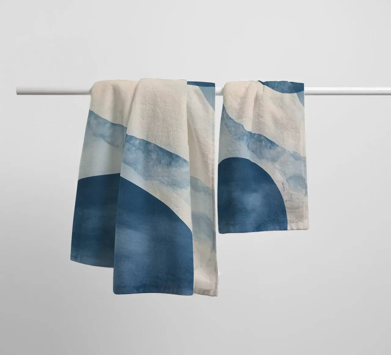 Forme astratte blu asciugamano da bagno da LaylaOzHome