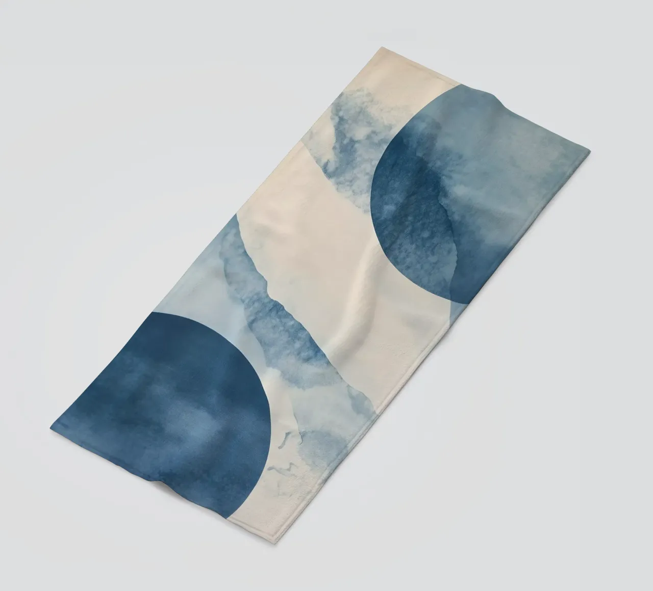 Abstracte blauwe vormen strandhanddoek van LaylaOzHome