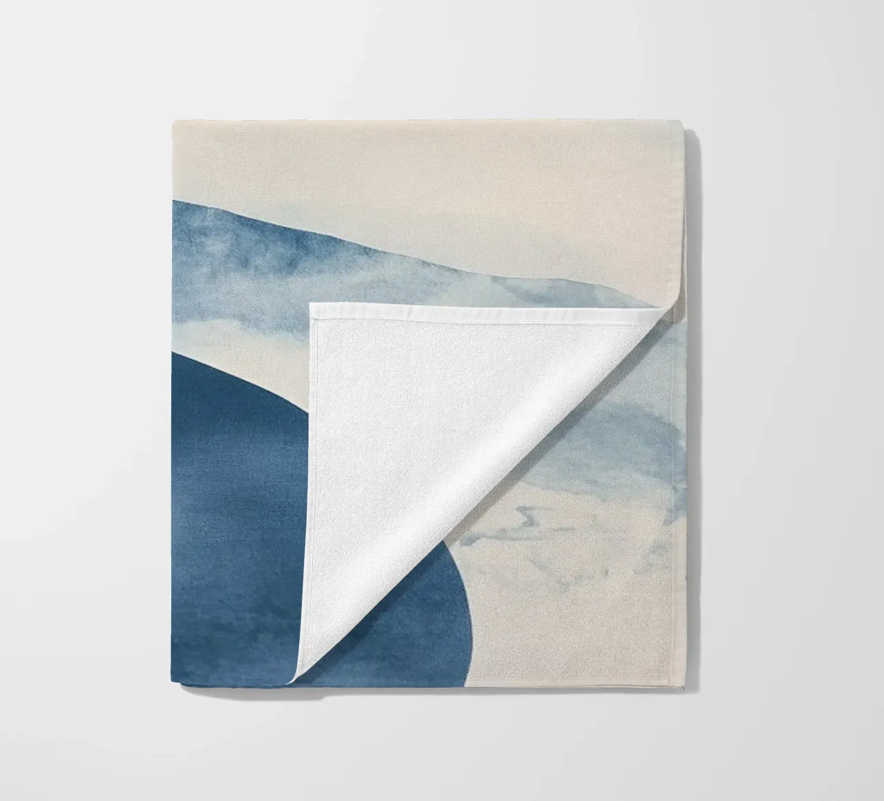 Abstracte blauwe vormen strandhanddoek van LaylaOzHome