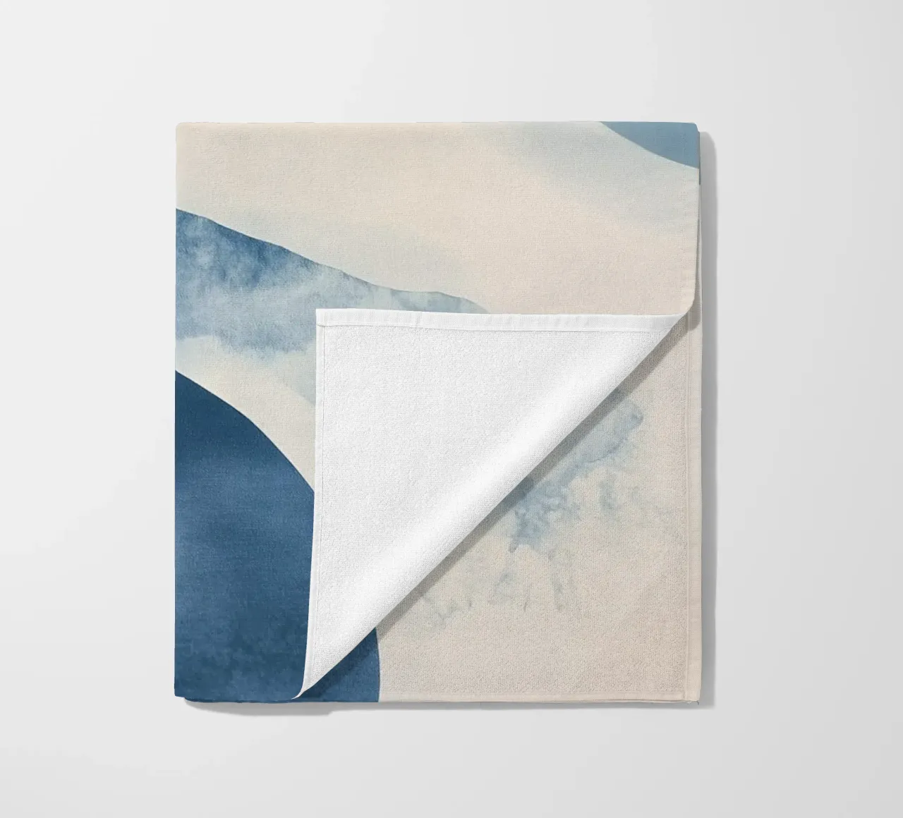Abstracte blauwe vormen strandhanddoek van LaylaOzHome