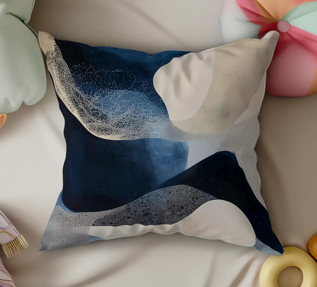 Forme astratte blu due cuscino da LaylaOzHome