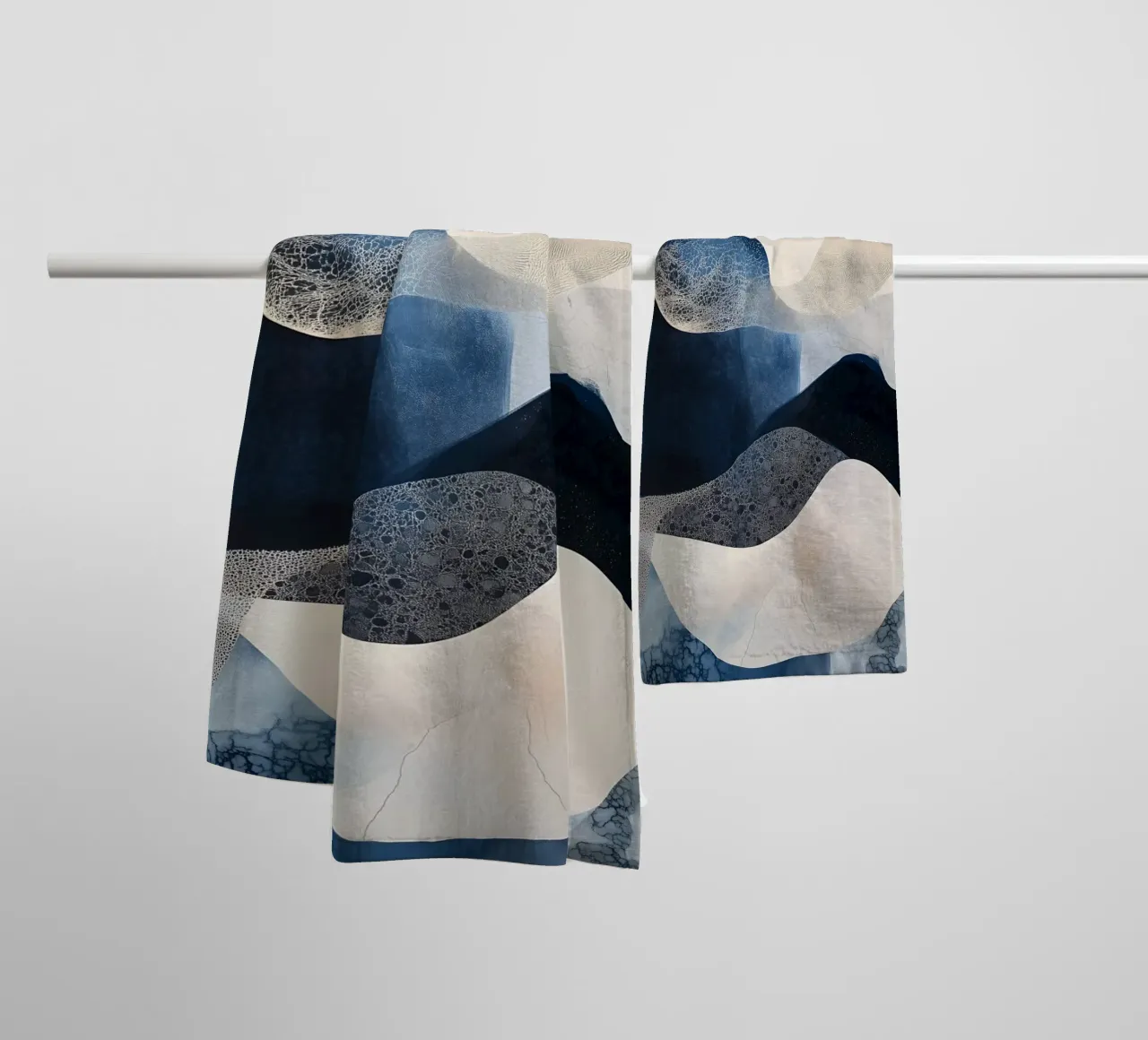 Forme astratte blu due asciugamano da bagno da LaylaOzHome
