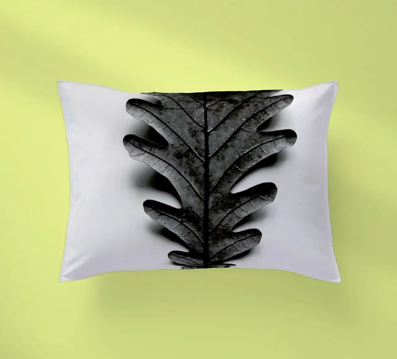 Autumn Treasures - Black Oak Leaf Kissen von Studio Nahili