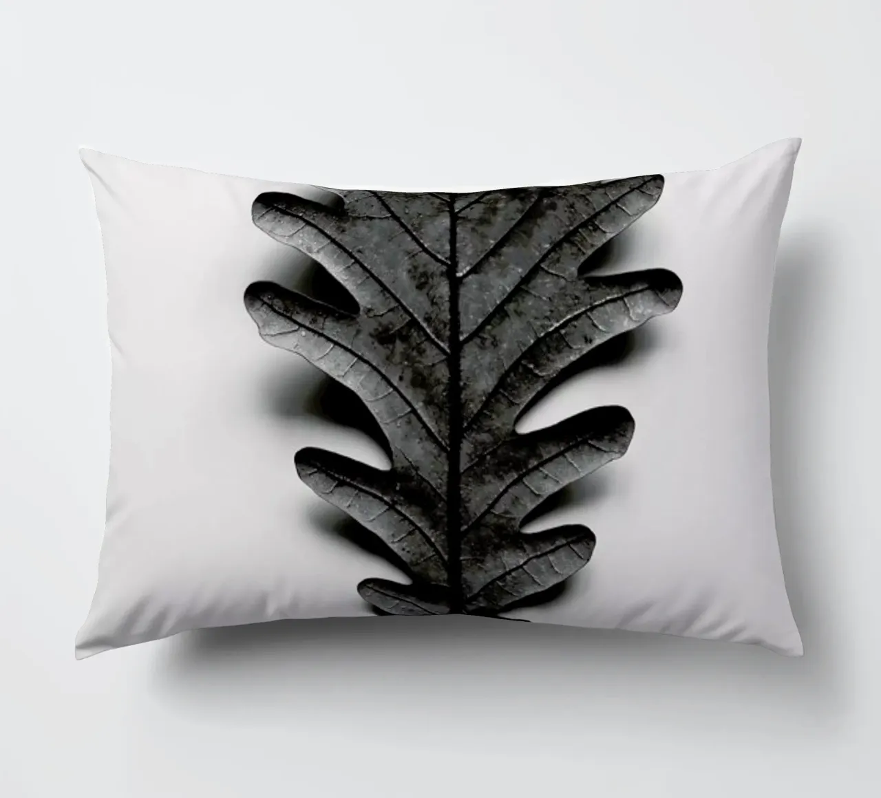 Autumn Treasures - Black Oak Leaf Kissen von Studio Nahili