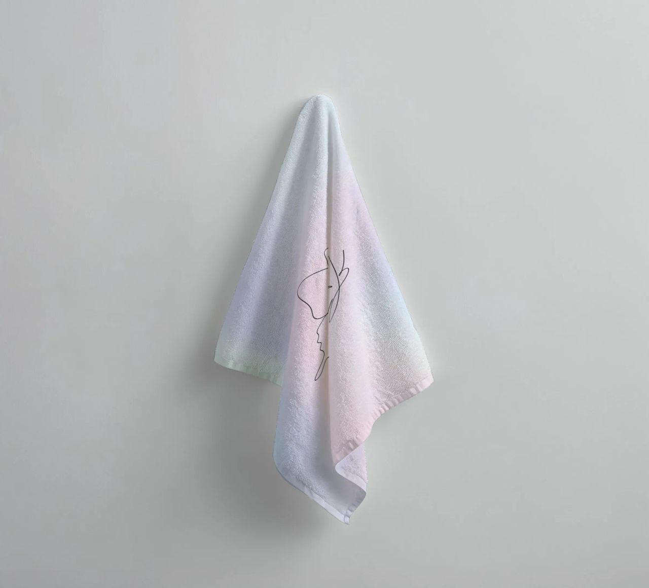 Vlinder Aura print, Blauw kleurverloop, Pastel Aura print badhanddoek van Dreamscape