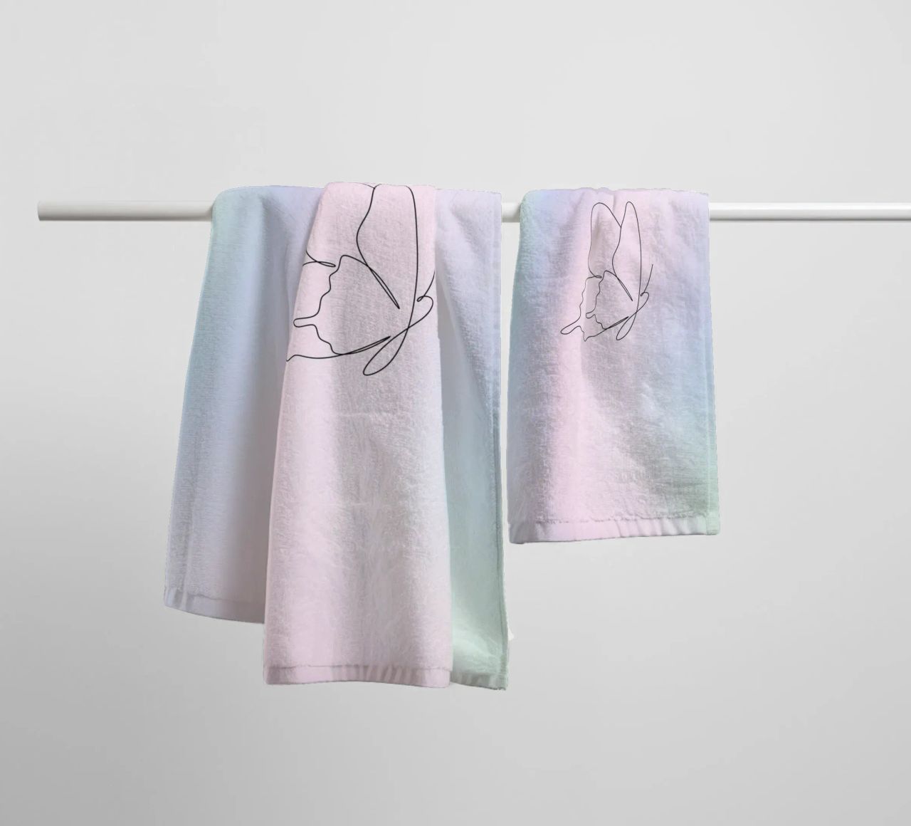 Vlinder Aura print, Blauw kleurverloop, Pastel Aura print badhanddoek van Dreamscape