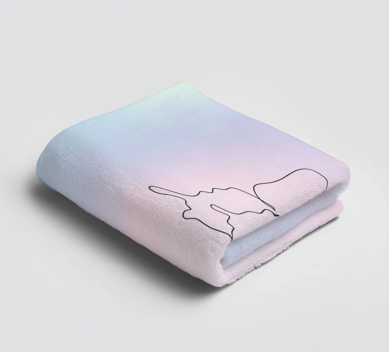 Vlinder Aura print, Blauw kleurverloop, Pastel Aura print badhanddoek van Dreamscape