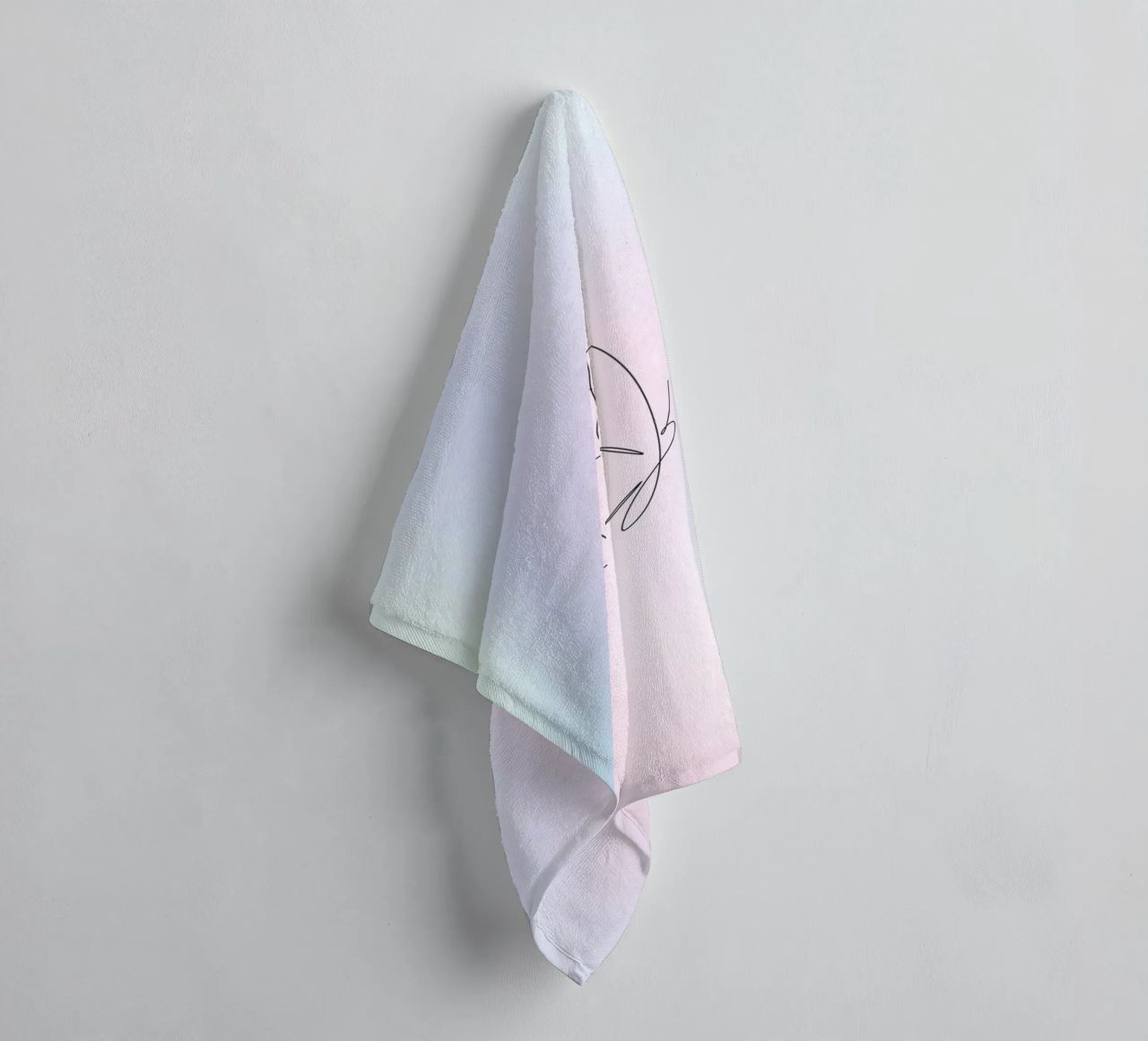 Vlinder Aura print, Blauw kleurverloop, Pastel Aura print badhanddoek van Dreamscape