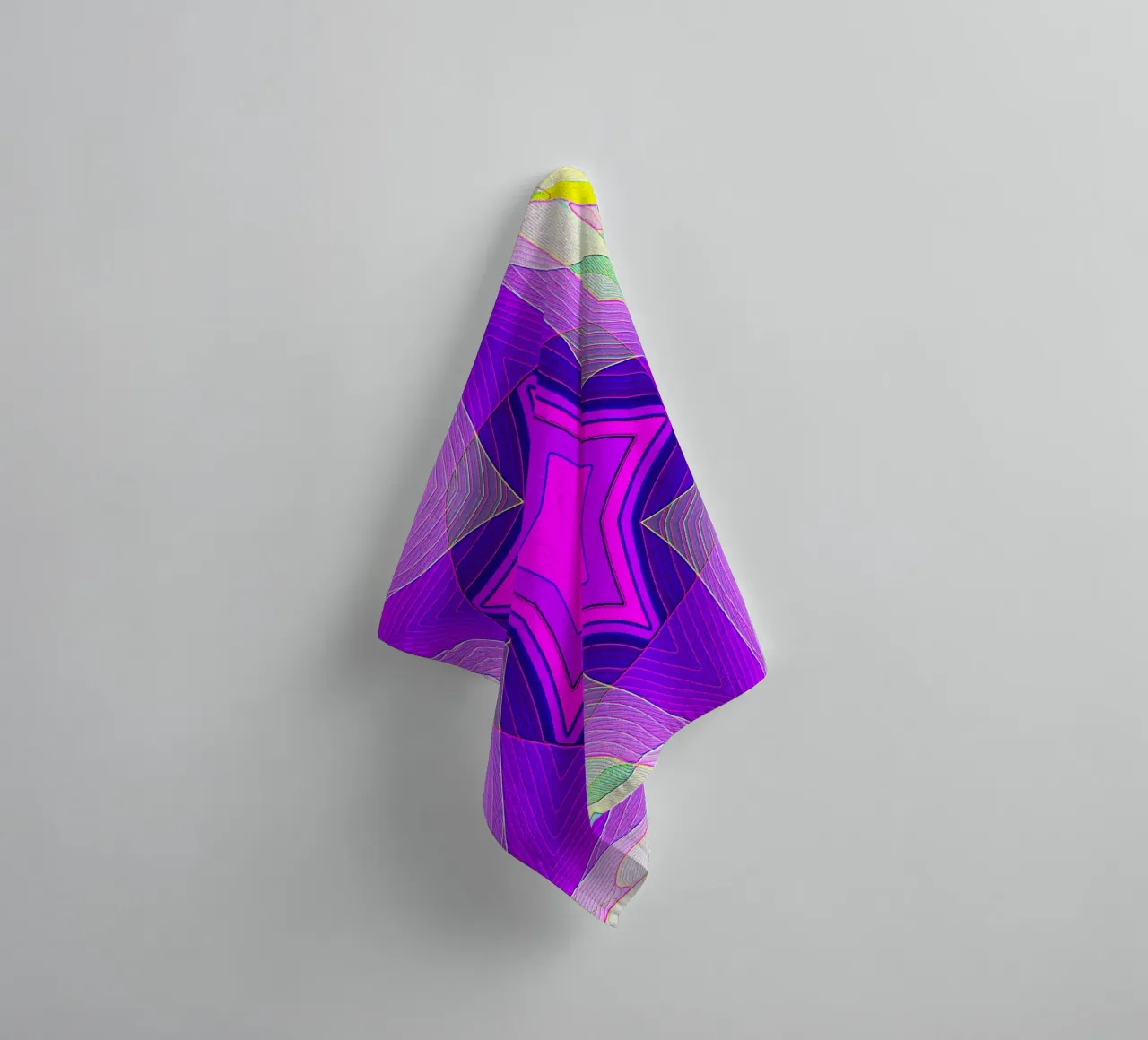 5-Zack-Stern mit bunten Verzierungen, violette Farbnuancen Handtuch von Gürsel Yesil Digital Art