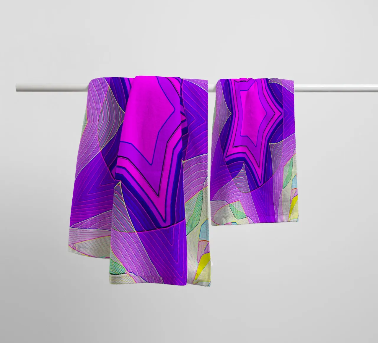 5-Zack-Stern mit bunten Verzierungen, violette Farbnuancen Handtuch von Gürsel Yesil Digital Art