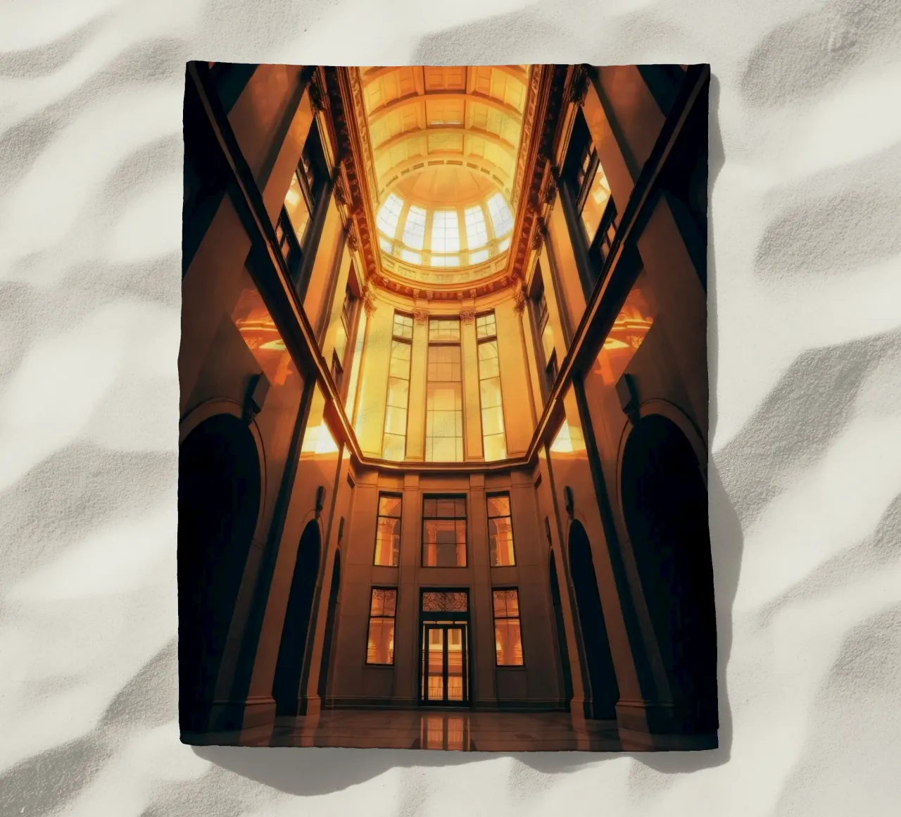 interni architettonici caratterizzati da un flusso di luce dorata telo mare da DesignDoodle