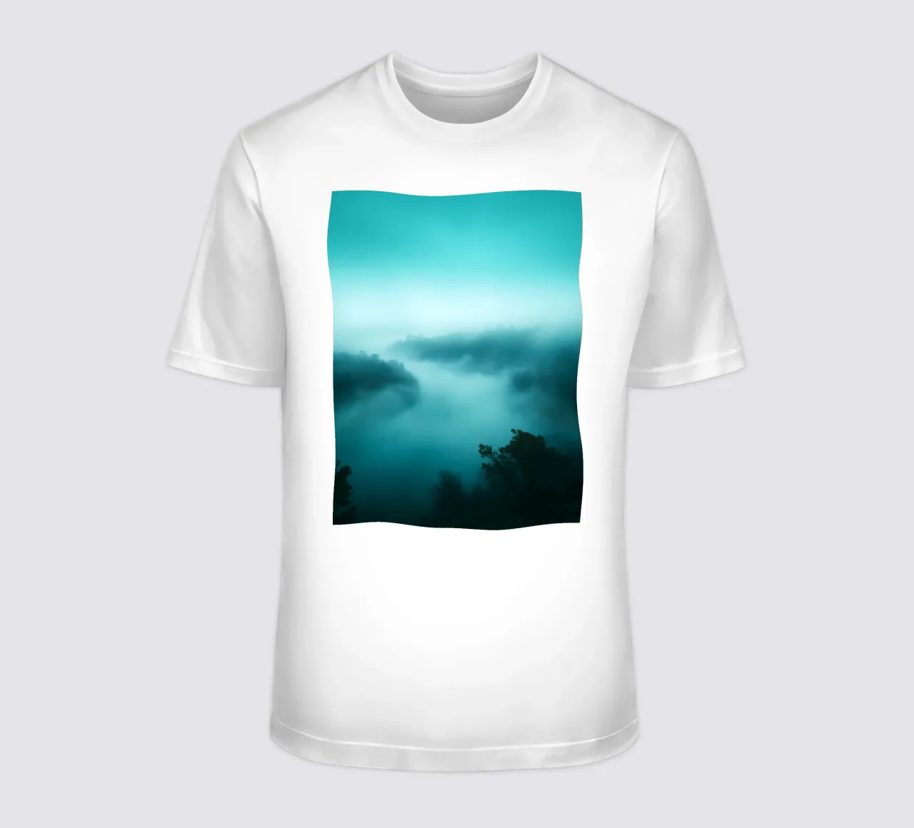 Nevelig rivierlandschap bij dageraad met etherische tinten en rust t-shirt van DesignDoodle