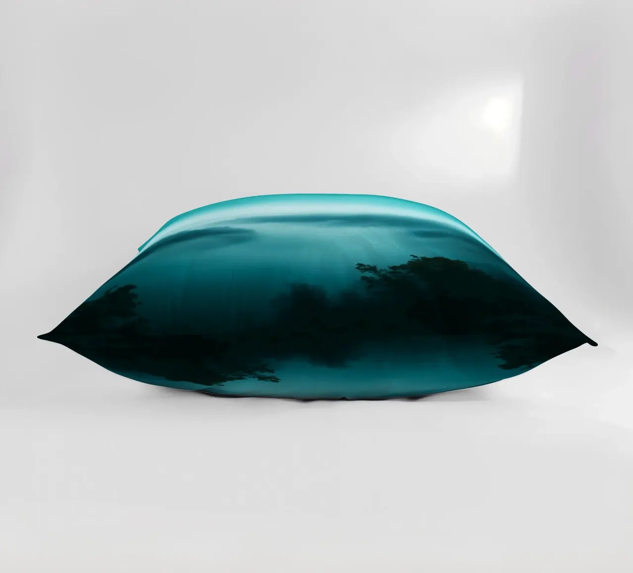 Paesaggio fluviale nebbioso all'alba con sfumature eteree e tranquillità. cuscino da DesignDoodle