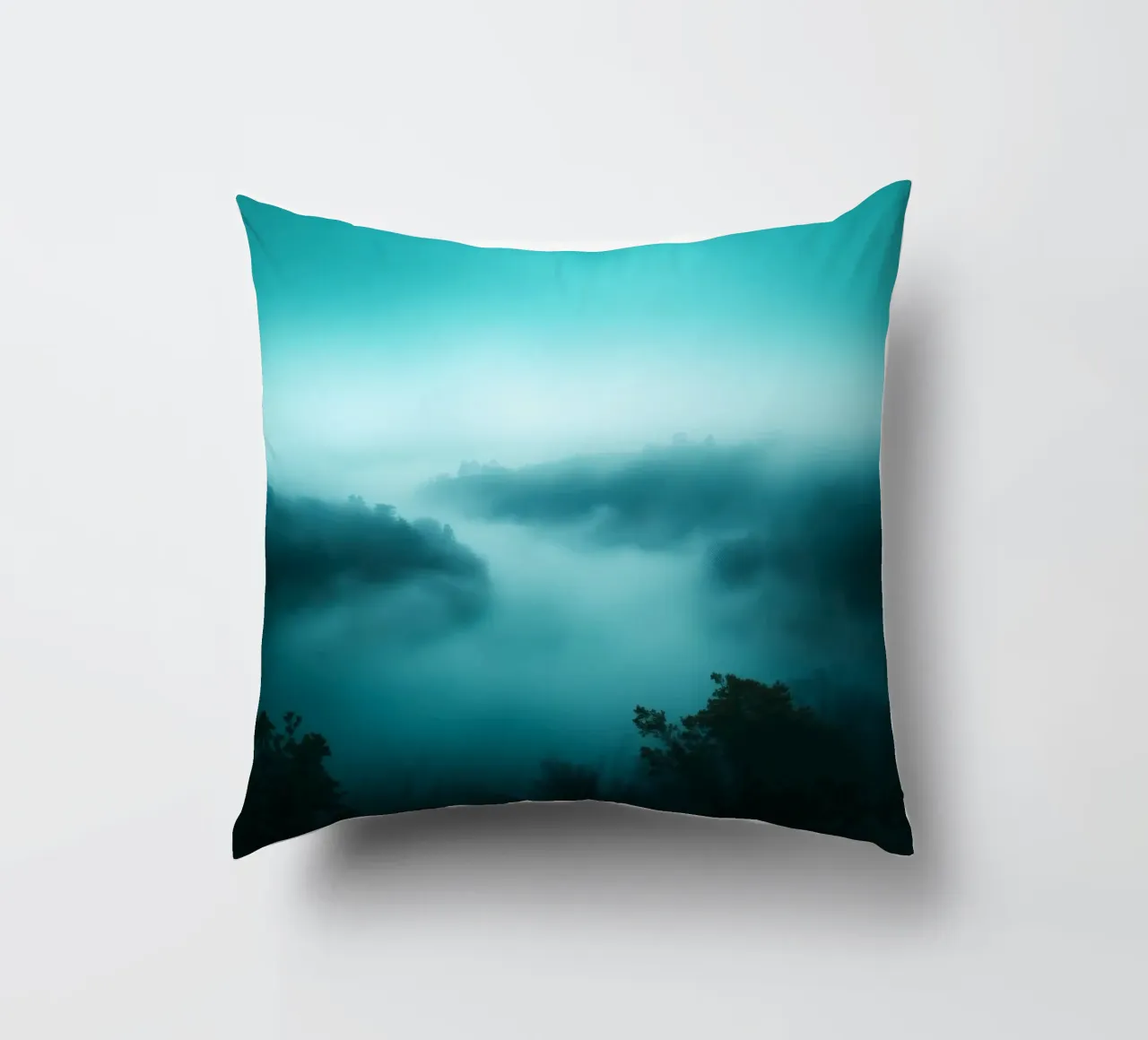 Paesaggio fluviale nebbioso all'alba con sfumature eteree e tranquillità. cuscino da DesignDoodle