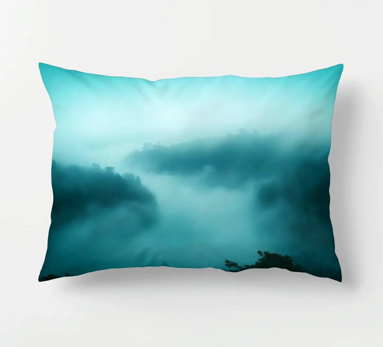 Paesaggio fluviale nebbioso all'alba con sfumature eteree e tranquillità. cuscino da DesignDoodle