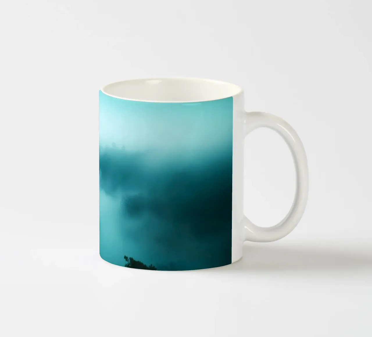 Nevelig rivierlandschap bij dageraad met etherische tinten en rust keramische mok van DesignDoodle