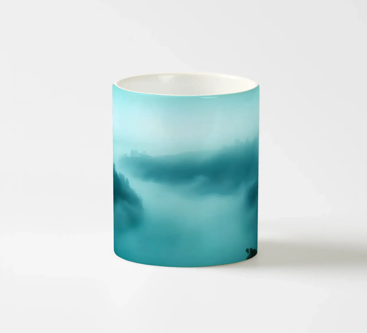 Nevelig rivierlandschap bij dageraad met etherische tinten en rust keramische mok van DesignDoodle