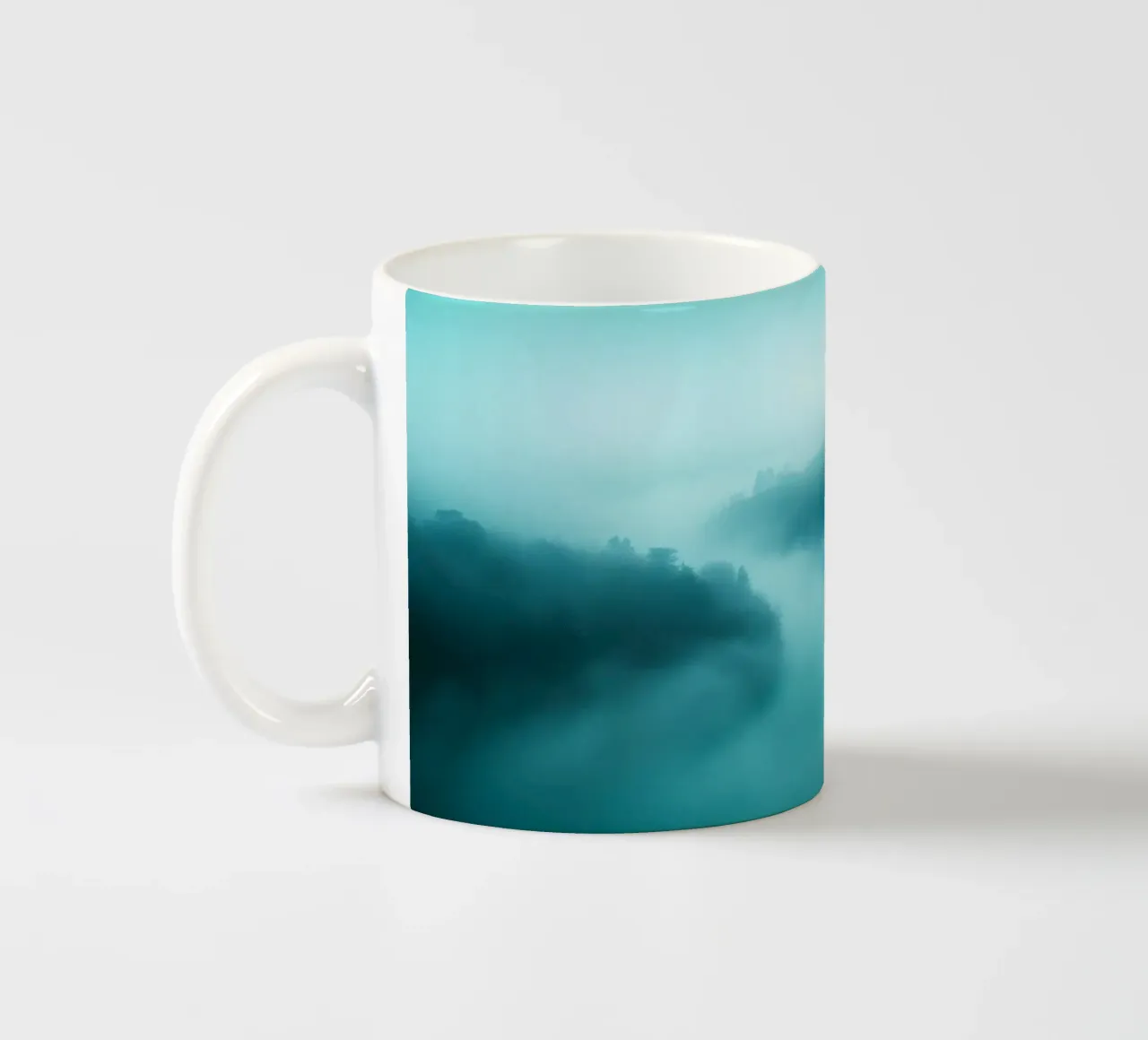 Nevelig rivierlandschap bij dageraad met etherische tinten en rust keramische mok van DesignDoodle