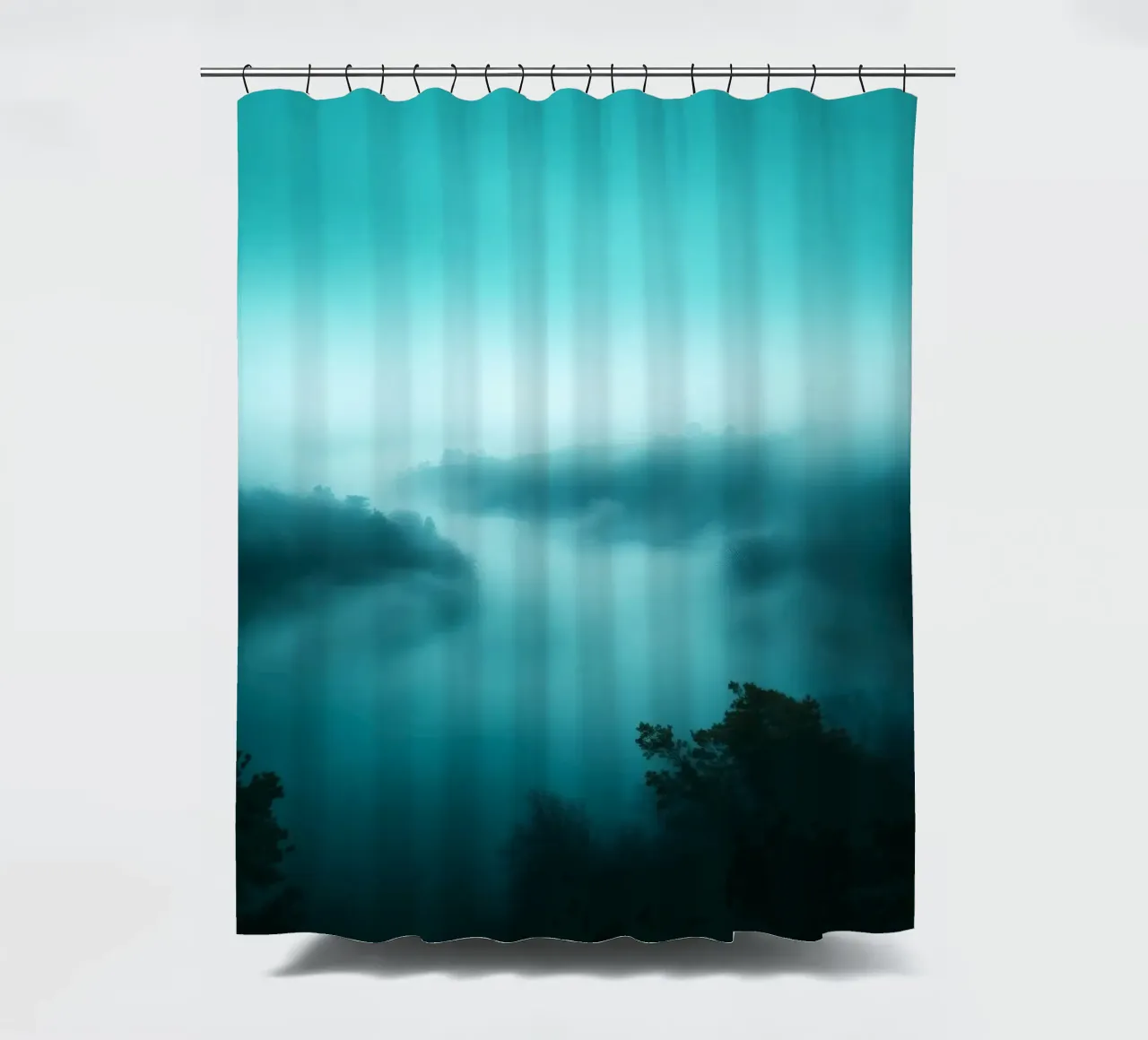 Neblige Flusslandschaft in der Morgendämmerung mit ätherischen Farbtönen und ruhigen Duschvorhang von DesignDoodle